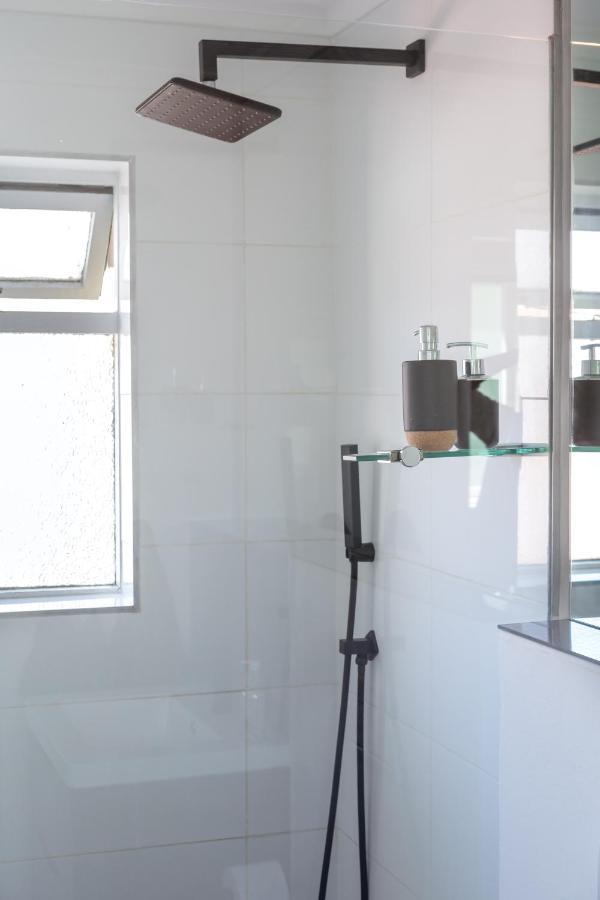 קייפטאון Cosy And Classy Sea Point Apartment מראה חיצוני תמונה