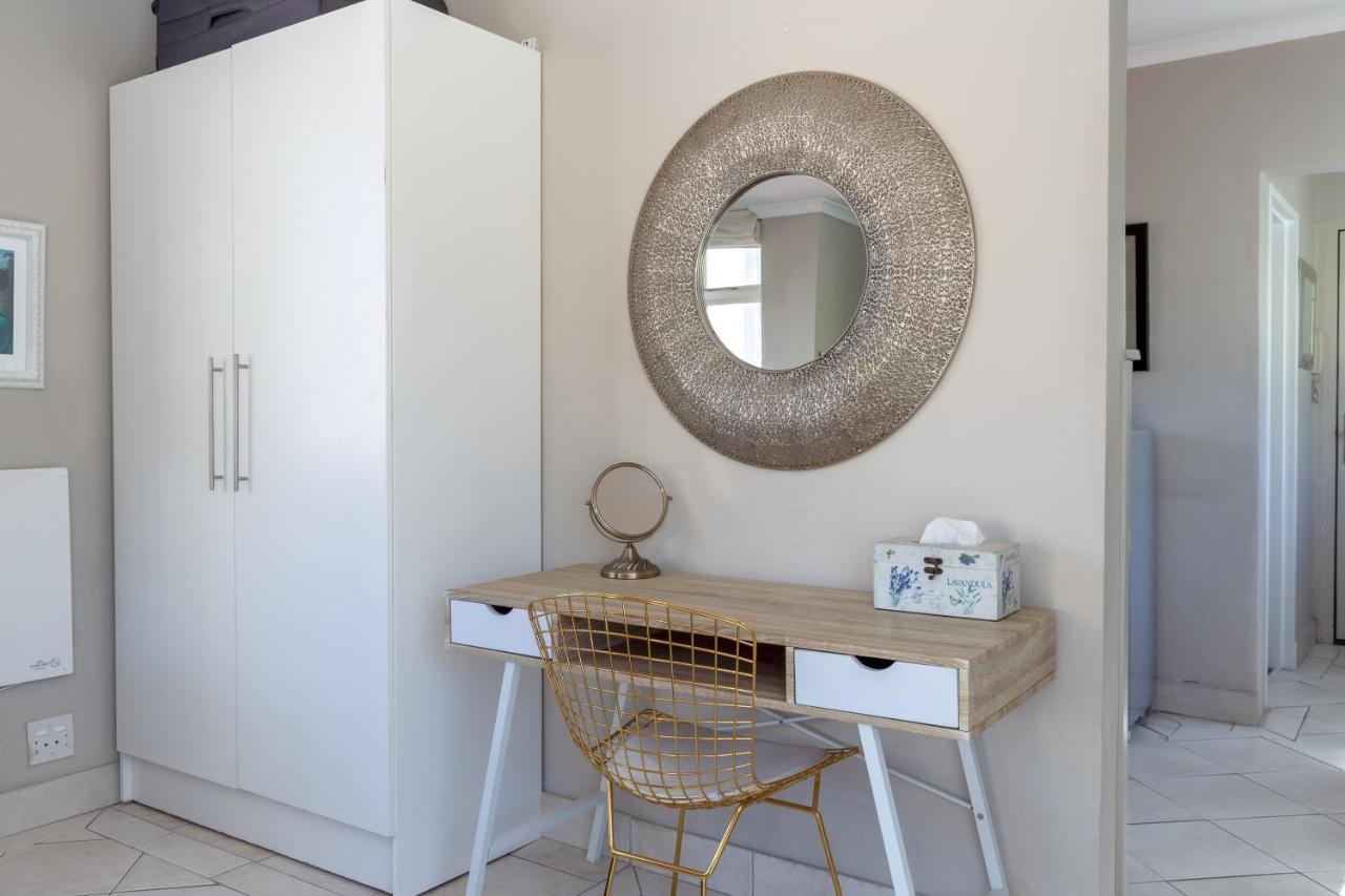 קייפטאון Cosy And Classy Sea Point Apartment מראה חיצוני תמונה